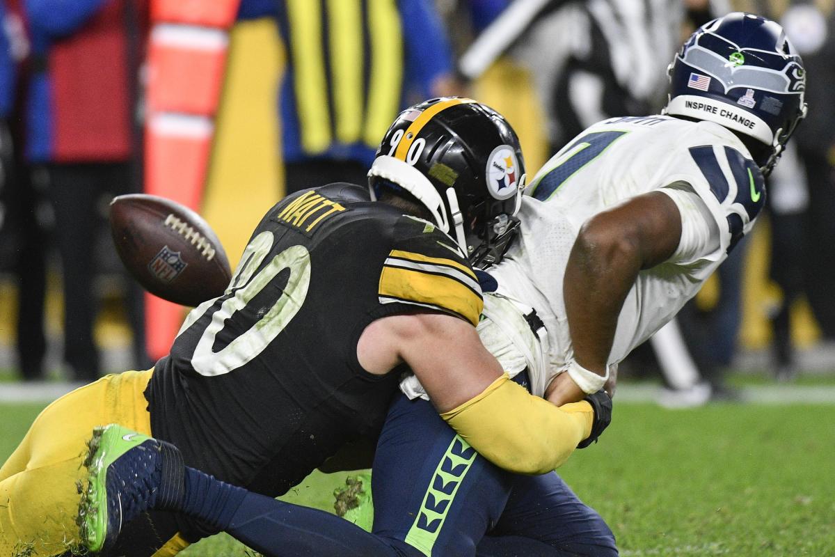 Pittsburgh Steelers LB T.J. Watt tackles Seattle Seahawks QB Geno Smith